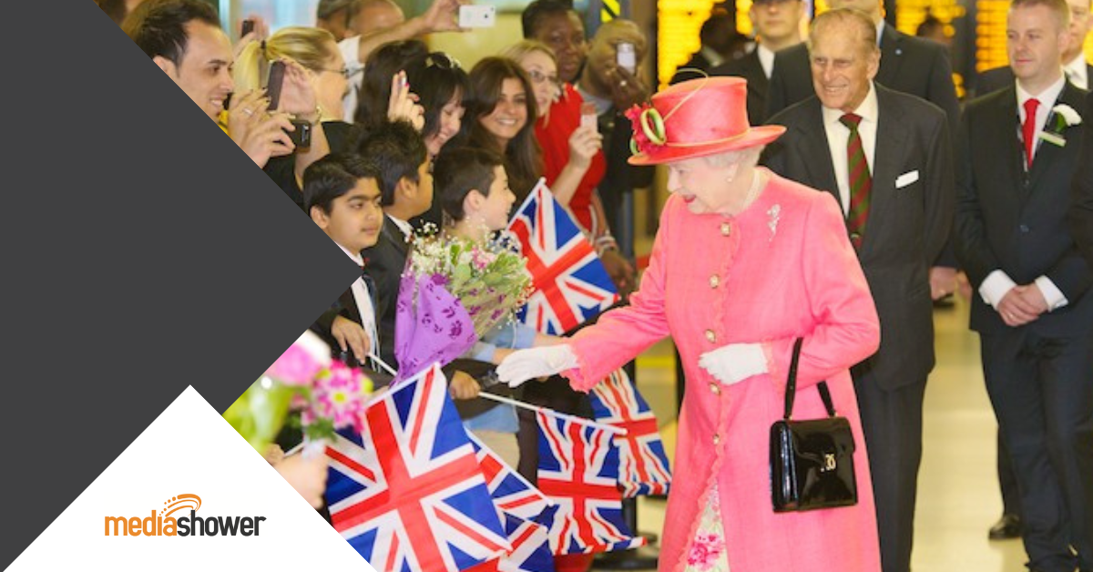 How Queen Elizabeth used her handbag to send secret signals to staff at  public events