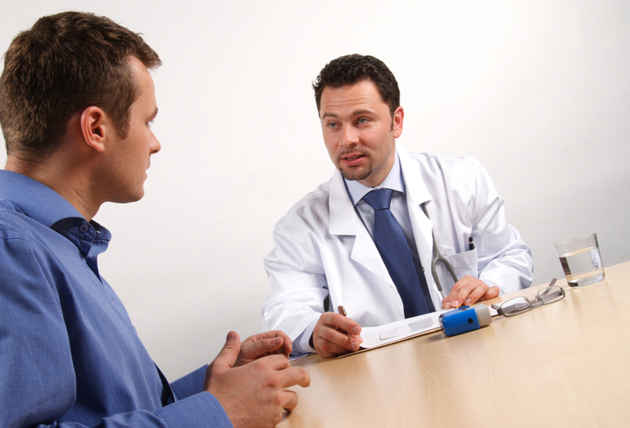 Patient and medical doctor having a discussion.