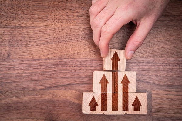 Wooden blocks with arrows pointing upward.